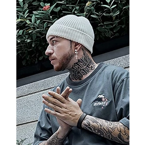 Zilveren kruis hanger oorbellen gedragen door een model in een trendy streetwear stijl