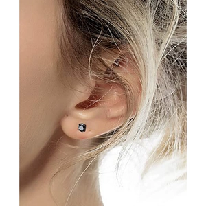 Clou d'oreille classique à 4 griffes avec zircon noir porté sur le lobe pour l'échelle