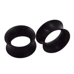 Gros plan sur les tunnels d'oreille en silicone noir mat avec design double évasé