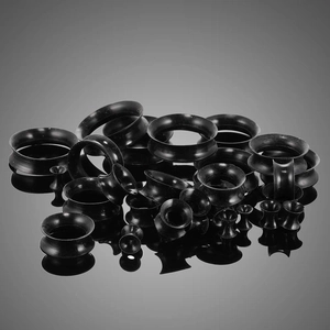 Vue détaillée des tunnels d'oreilles en silicone noir avec design à double évasement
