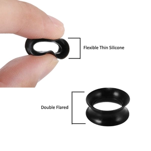 Vue macro d'un tunnel d'oreille en silicone mince et souple montrant sa grande flexibilité