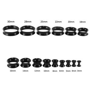 Vue à plat de 15 paires de tunnels d'oreille en silicone noir de 3 mm à 30 mm de large