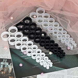 Silikon-Ohr-Tunnel-Set in Schwarz Weiß und Transparent in verschiedenen Größen auf Stoff