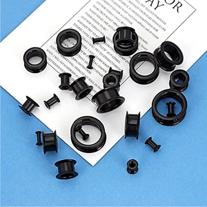 Set mit schwarzen Silikon-Ohr-Tunnels und Plugs in verschiedenen Größen auf blauem Grund