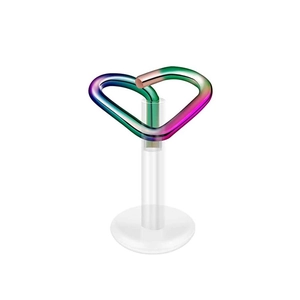 Dettaglio di un labret a cuore con finitura arcobaleno e asta in acrilico trasparente