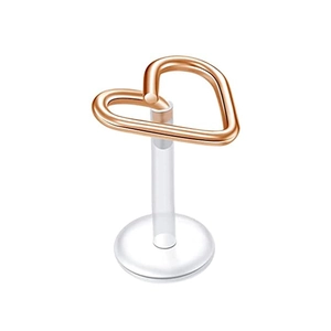 Dettaglio macro del labret a cuore oro rosa con barra trasparente in bioflex flessibile