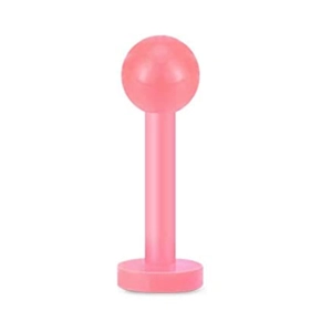 Rosa Acryl-Lippenpiercing mit glatter Kugel und flacher Basis auf weißem Hintergrund