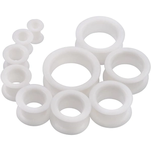 Detaillierte Ansicht flexibler weißer Silikon-Ear-Tunnels in vielen Größen mit Double Flare
