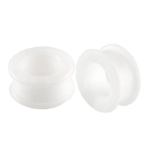 Makro-Detail von weißen, lichtdurchlässigen Silikon-Ohr-Plugs mit Double-Flare-Design