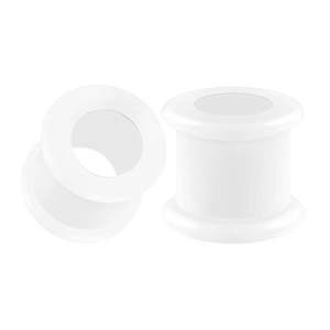 Detailansicht der flexiblen weißen Silikon-Double Flared Ear Gauges mit hohlem Kern