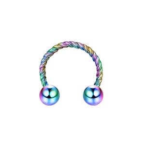 Detailaufnahme von Regenbogen-Hufeisen-Nasenring mit gedrehtem Seildesign und runden Endstücken