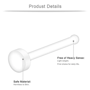 Vue détaillée du piercing de nez en acrylique transparent en forme de L au design léger et sûr