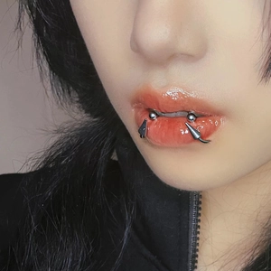 Hufeisen-Lippenring aus Edelstahl mit Spikes und Kugeln, Punk-Piercing-Schmuck am Model