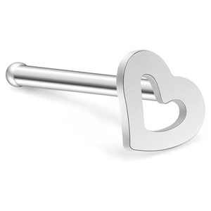 Detaillierte Nahaufnahme von herzförmigem Nasenstecker aus Edelstahl in Silber-Optik
