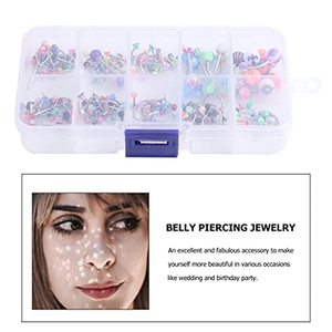 Detail van de 110-delige acryl body piercing set met transparante 10-vaks opbergdoos