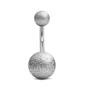 Vista detallada del piercing de ombligo plateado con bolas de acero mateado