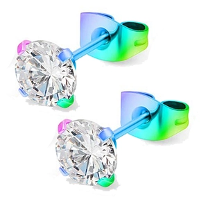 Gros plan de boucles d'oreilles arc-en-ciel avec cristaux ronds en coupe brillante