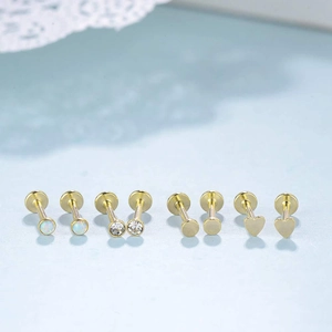 Set da 8 piercing labret in acciaio dorato con opale a cuore e cristalli su fondo blu