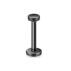 Primo piano di un piercing labret in acciaio inossidabile nero lucido con base