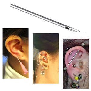 Applicazione dettagliata di aghi per piercing in acciaio inossidabile su varie parti dell'orecchio