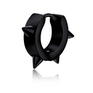 Détail d'une boucle d'oreille punk noire en acier inoxydable avec pointes de cône