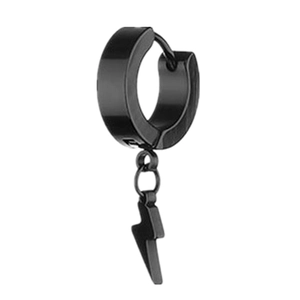 Gros plan sur la boucle d'oreille en acier noir avec pendentif en forme d'éclair