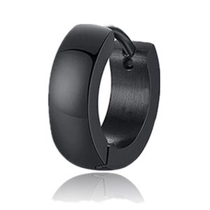 Gros plan d'une boucle d'oreille en acier inoxydable noir mat avec fermoir à charnière