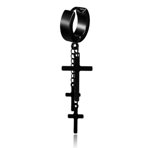 Détail de la boucle d'oreille noire en acier inoxydable avec trois croix suspendues
