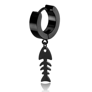 Détail d'une boucle d'oreille noire mate avec pendentif arête de poisson style punk