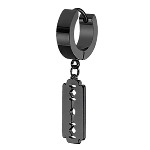Gros plan d'une boucle d'oreille en acier noir avec un pendentif unique en forme de rasoir