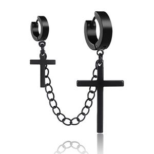 Vue détaillée des boucles d'oreilles punk noir mat en acier avec croix et chaîne longue