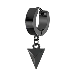 Détail d'une créole en acier inoxydable noir mat avec pendentif prisme triangulaire chic