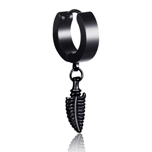 Gros plan d'une boucle d'oreille créole noire avec un pendentif plume en acier titane
