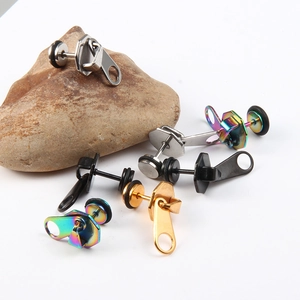 Vista detallada de pendientes creativos de cabeza de cremallera en plata, negro, oro y arcoíris