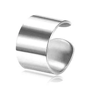 Dettaglio di un orecchino ear cuff largo lucidato color argento su sfondo bianco neutro