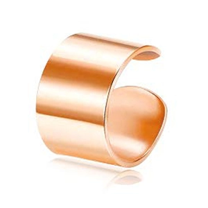 Vista macro di ear cuff a fascia larga in oro rosa con finitura a specchio lucida e design a C