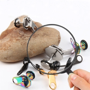 Primer plano de aretes de cremallera de acero inoxidable con lupa
