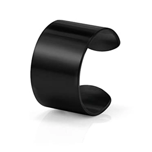 Dettaglio del ear cuff minimalista nero a forma di C con finitura liscia lucida