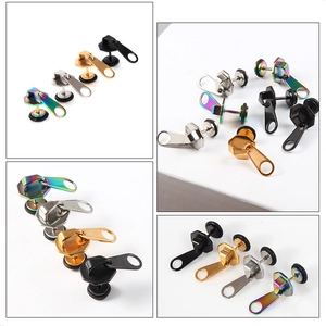 Detalle de pendientes de botón con forma de cremallera en negro, dorado, plateado y arcoíris