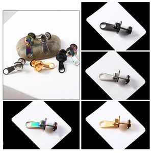 Detalle de pendientes creativos de cremallera en oro, plata, negro y multicolor