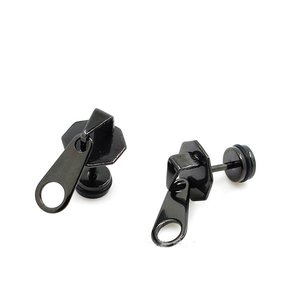 Vista macro de pendientes de tuerca con forma de cremallera negra en acero inoxidable