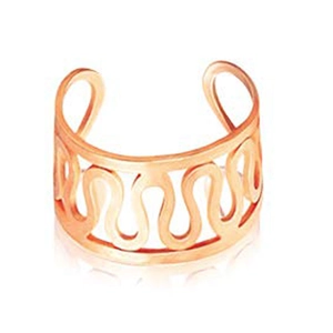 Dettaglio del bracciale a polsino in oro rosa con motivo ondulato traforato minimalista