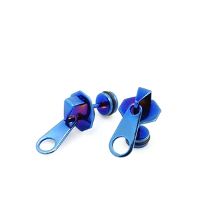 Vista macro de pendientes creativos de cremallera azul con acabado de metal iridiscente