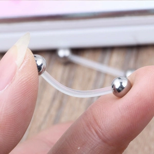 Flexibele 14G acryl gebogen barbell met stalen balletjes voor wenkbrauw- of navelpiercing