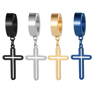 Dettaglio di orecchini a croce stile punk in nero argento oro e blu in acciaio inox