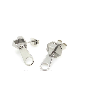 Detalle de los pendientes de acero inoxidable con forma de cabezal de cremallera en plata