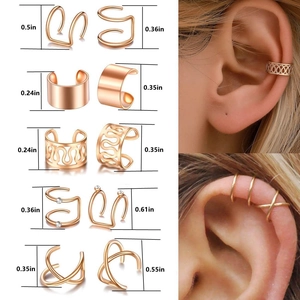 Vista dettagliata del set di ear cuff in oro rosa con misurazioni precise delle dimensioni