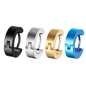 Serie di quattro orecchini huggie in acciaio inox nei colori nero, argento, oro e blu