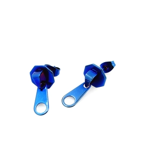 Detalle de los creativos pendientes de cremallera en un vibrante azul eléctrico pulido