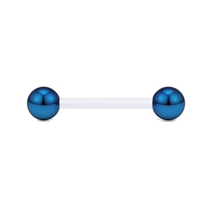 Macro-detail van transparante acryl tongpiercing met gepolijste blauwe metalen ballen